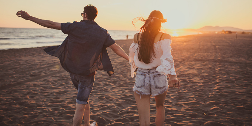 hand in hand op het strand